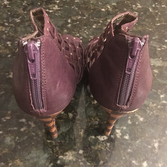 Size 8 1/2 heels - Picture 5 of 8